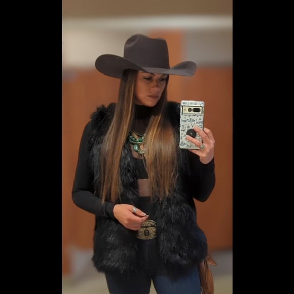 Meet your Posher, Stephanie - Picture 1 of 5